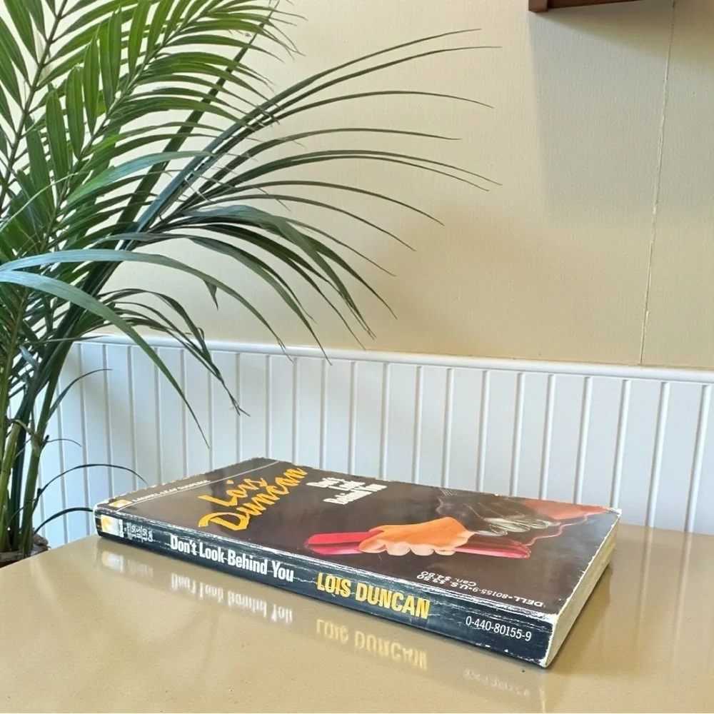 Vintage Paperback Thriller – Don’t Look Behind You by Lois Duncan